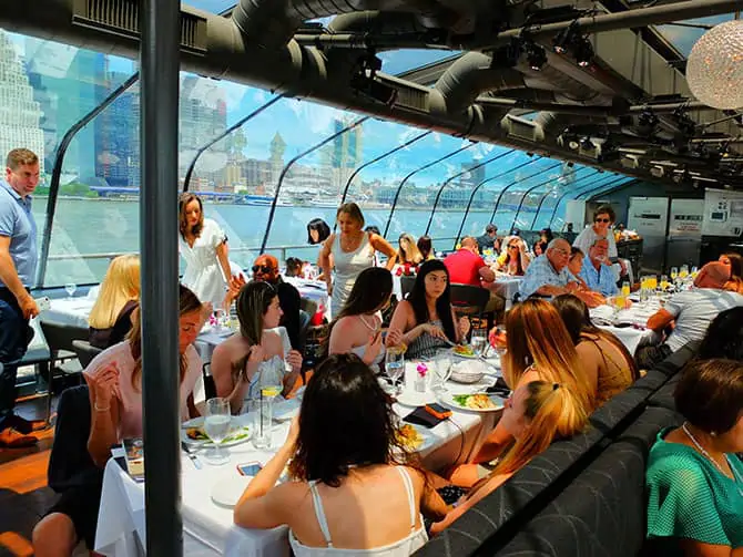 纽约玻璃游船午餐 - 午餐时间