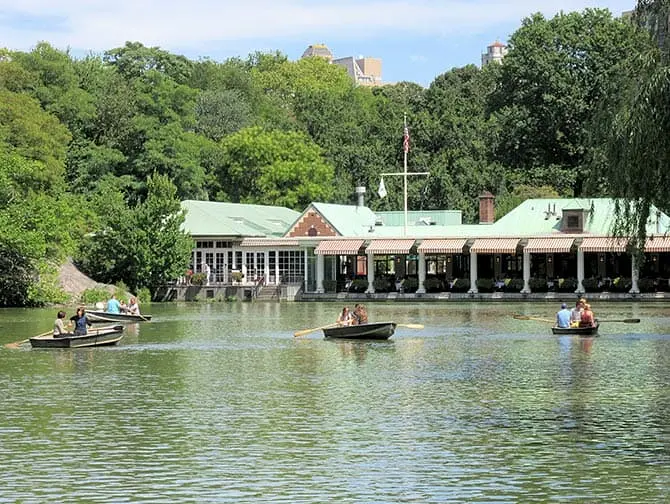在中央公园划船