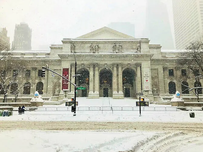 纽约的雪季 - 雪中的建筑物