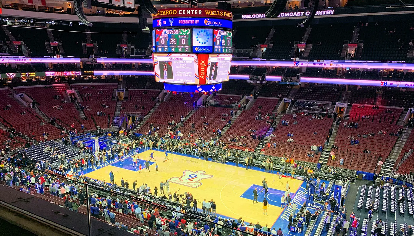 Philadelphia 76ers 门票 - Xfinity Mobile Arena 的篮球场
