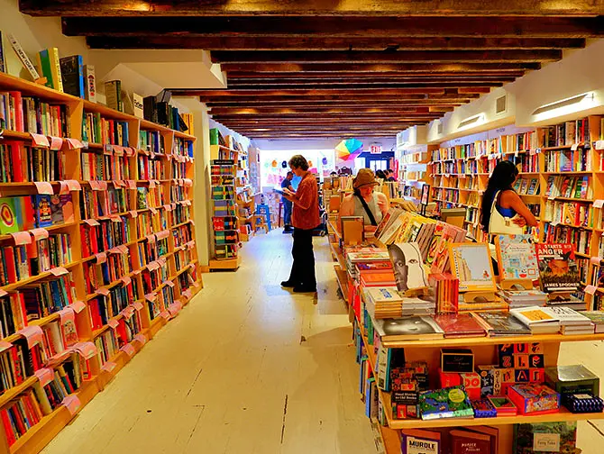纽约的书店 - 布鲁克林高地的 Books are Magic